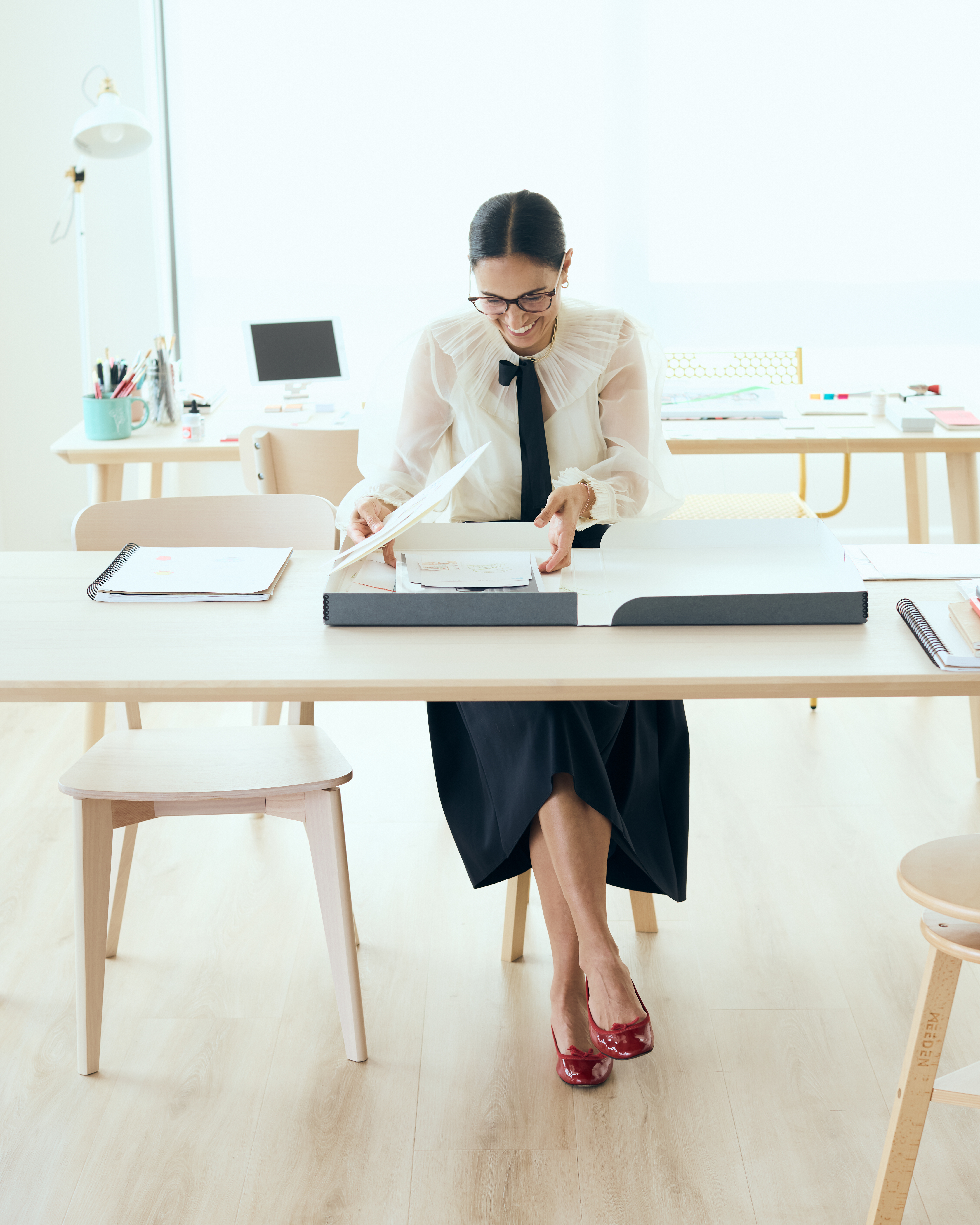 Başak Notz at her desk